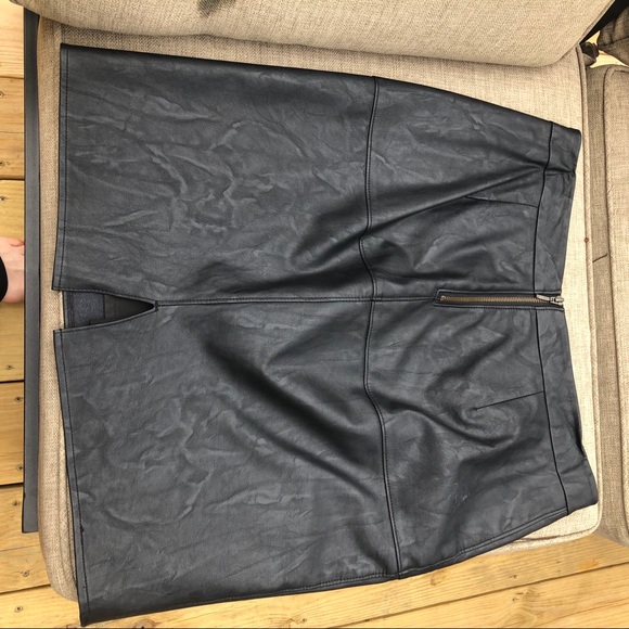 Cabi Fall 13 Fleather skirt - Picture 3 of 3